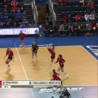 Cette joueuse de volley donne tout pour sauver la balle