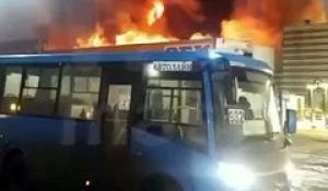 Incendie criminel ? Regardez les images de ces pompiers russes qui luttent toujours contre ce feu de 7.000 m2 dans un centre commercial de la banlieue de Moscou