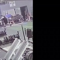 S'entrainer au lancer de poids dans la salle de sport... mauvaise idée