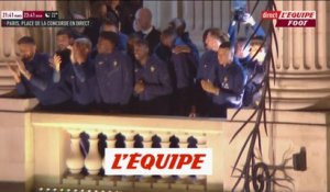 Les Bleus saluent leur public sur le balcon de l'Hôtel Crillon - Foot - CM 2022