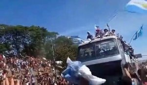 Un supporteur tente de sauter dans le bus des joueurs argentins depuis un pont et se rate
