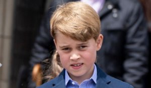 GALA VIDEO - Prince George : cet adorable geste protecteur pour son petit-frère Louis lors du service de Noël