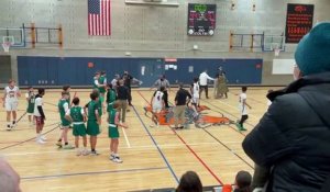 Un papa mécontent entre sur le terrain de basket et pousse un arbitre de 72 ans