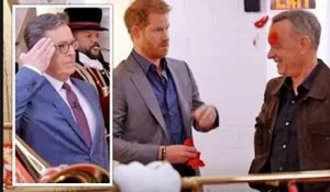 Le prince Harry se moque de la tradition royale dans un sketch avec Tom Hanks dans The Late Show