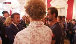 Emmanuel Macron rencontre Henri, «le héros au sac à dos»