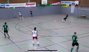 Ce joueur de futsal va ouvrir la mauvaise porte pendant un match... oups