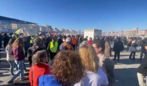 Retraites : la foule se presse sur le Vieux Port avant le départ de la manifestation