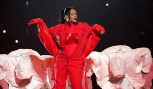 Rihanna : les danseurs qui l'accompagnaient lors du Super Bowl ne savaient pas qu'elle était enceinte