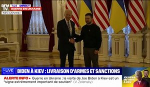 La poignée de main historique entre Biden et Zelensky à Kiev, un an après le début de la guerre en Ukraine