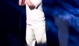 Atteint du syndrome Gilles de la Tourette, le chanteur Lewis Capaldi fait une crise sur scène pendant son concert - Regardez la réaction de ses fans - VIDEO