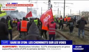 Paris: des cheminots grévistes descendent sur les voies de la Gare de Lyon