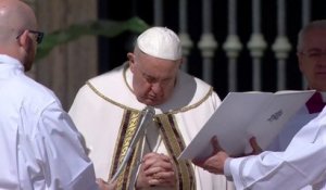 Pâques: les images du pape François présidant la messe au Vatican