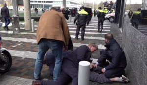Un homme crie "On est là, on est là" à l'arrivée d'Emmanuel Macron à l'université d'Amsterdam avant d'être plaqué au sol