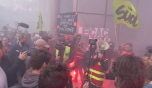 Retraites: des centaines de manifestants envahissent le parvis de La Défense et le siège d’Euronext