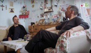 L’humoriste Jarry en larmes en évoquant son homosexualité face à ses hôtes dans "Rendez-vous en terre inconnue" sur France 2 - Regardez