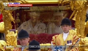 Le roi Charles et le reine Camilla s'élancent à bord du "Gold State Coach" en direction du Buckingham Palace