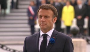 8-Mai: après avoir ravivé la flamme sur la tombe du soldat inconnu, Emmanuel Macron observe une minute de silence