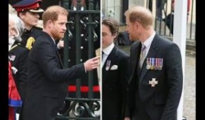 Le prince Harry portait un costume Dior sur mesure avec un doux lien avec Meghan pour le couronnemen