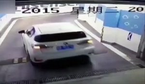 Il coince sa voiture dans un parking souterrain... mais comment est-ce possible???
