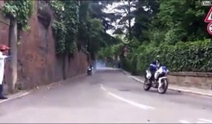 Ce motard vous montre comment prendre un virage... ou pas