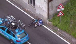 Tour d'Italie 2023 - La chute de Oscar Rodriguez de la Movistar Team qui se prend un panneau et qui abandonne !