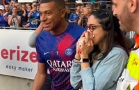Strasbourg-PSG : Mbappé tire dans le nez d’une spectatrice, et arrête son échauffement pour s’excuser