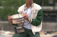 Roland-Garros - Djokovic pose dans Paris avec son nouveau trophée