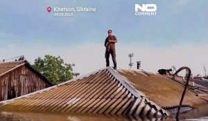 Ukraine : il joue du saxophone sur le toit d'une maison inondée