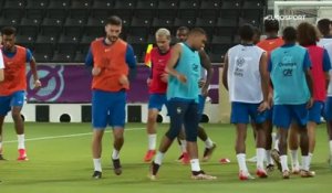 Mbappé et Giroud souriants, Griezmann et Varane appliqués : la vie des Bleus sans Benzema