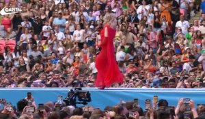 Kylie Minogue chante "Padam Padam" à Wembley Stadium