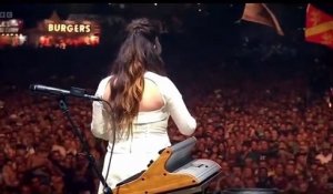 Le micro de la chanteuse Lana Del Rey coupé avant la fin de son concert au festival de Glastonbury - Son public chante à sa place - Regardez