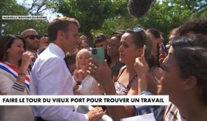 Emmanuel Macron échange avec la mère d'un demandeur d'emploi à Marseille