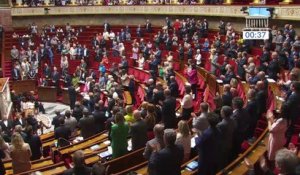 Gérald Darmanin fait applaudir à l'Assemblée nationale les policiers morts en service