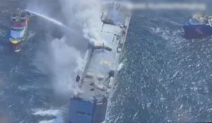 Cargo en feu : 7 marins ont sauté à l'eau pour échapper aux véhicules en flammes