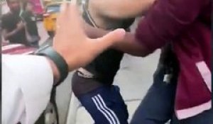 Etats-Unis: Regardez ces passants plaquer au sol un homme qui fuyait la police après avoir volé une voiture et percuté des piétons à New York - VIDEO