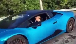 Il laisse son enfant au volant de sa Lamborghini Huracan... risqué