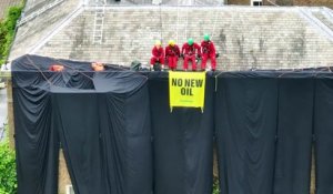 Des militants de Greenpeace ont recouvert de draps « noir pétrole » une maison du Premier ministre britannique Rishi Sunak dans le nord de l’Angleterre - Regardez