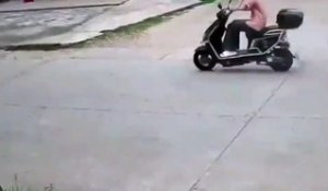 Cette fille en scooter n'a pas vu le cable qui trainait... douloureux