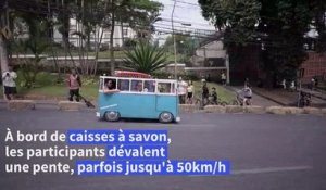 Des amateurs brésiliens de caisses à savon se défient dans une course traditionnelle