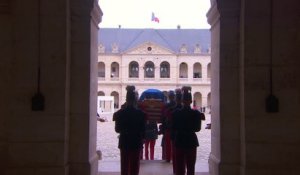 Le cercueil du général Jean-Louis Georgelin est déposé dans la cour des Invalides