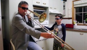 Un père joue du trombone accompagné par son fils... avec un four !