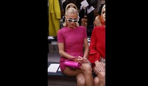 Paris et Nicky Hilton fabuleuses Barbies en robes très, très courtes, devant 2 stars hollywoodienn