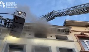 Le feu fait rage dans la cage d'escalier: il s'échappe par le toit plat