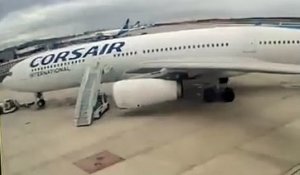 Un Airbus A330 de Corsair percute une passerelle mobile à l’aéroport de Paris Orly.