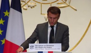 Emmanuel Macron devant les maires de France: "Il faut remettre les valeurs de la République au centre"
