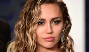 Miley Cyrus interprète « Flowers » en live et modifie les paroles pour son anniversaire