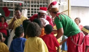 No Comment : un père Noël noir dans une favela de Rio