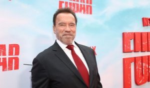 Arnold Schwarzenegger distribue des cadeaux chaque année dans un centre local