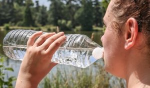 Il y aurait bien plus de particules de plastique que prévu dans les bouteilles d'eau, selon une nouvelle étude