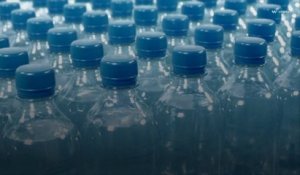 Les bouteilles d'eau contiennent de grandes quantités de particules plastiques
